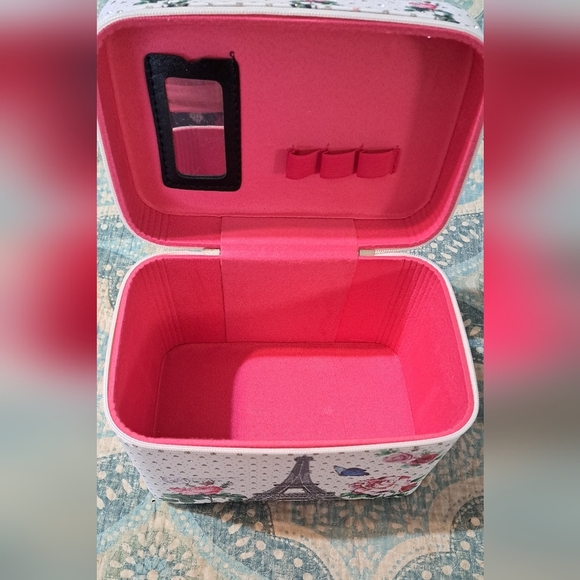 Boutique Love in Paris Rhinestone Beauty Train Cases Set of 3 - Picture 6 of 11